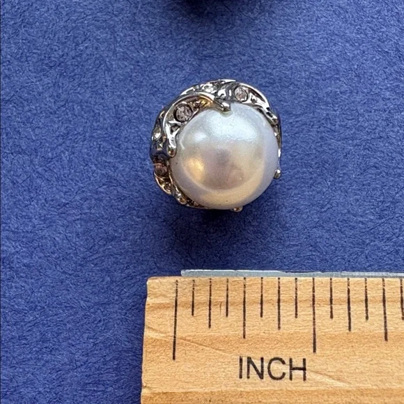 Betsey Johnson pearl crown stud earrings - Picture 5 of 5